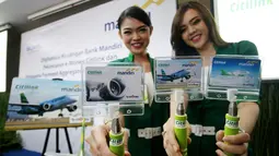 Pramugari menunjukan kartu e-mony berlogo pesawat Citilink saat peluncuran transaksi pembayaran dengan e-Money di Jakarta, Kamis (19/10). Bank Mandiri dan Citilink menerbitkan uang elektronik co branding. (Liputan6.com/Angga Yuniar)