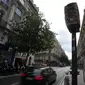 Kamera kecepatan difoto di sebuah jalan di Paris, Senin (30/8/2021). Pejabat kota mengatakan itu juga bertujuan untuk mengurangi kecelakaan dan membuat Paris lebih ramah pejalan kaki. (AP Photo/Francois Mori)