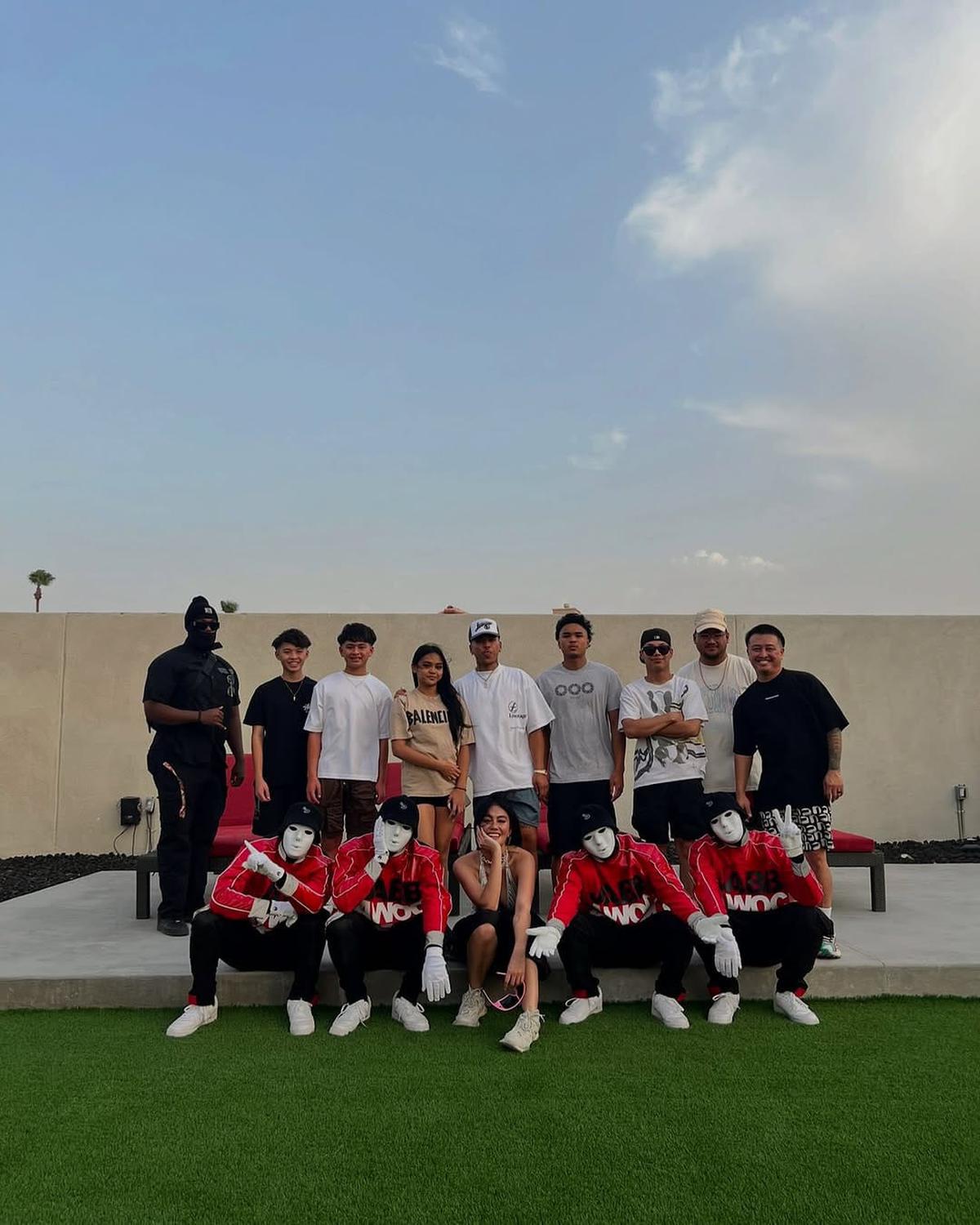 Potret Agnez Mo Berpose Bareng Selebriti Dunia, Netizen Tak Sabar Menunggu Album Barunya