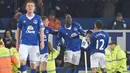 Pemain Everton, Romelu Lukaku (tengah)  merayaka golnya ke gawang Chelsea pada perempat final Piala FA di Goodison Park, Liverpool, Minggu (13/3/2016) dini hari WIB. (AFP/Paul Ellis)
