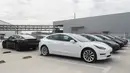 Kendaraan Tesla Model 3 yang diproduksi di China (made in China) di gigafactory Tesla yang terletak di Shanghai, China pada 26 Oktober 2020. Tesla, pabrikan mobil AS, mengumumkan akan mengekspor 7.000 kendaraan Model 3 yang diproduksi di China ke Eropa pada Selasa (27/10). (Xinhua/Ding Ting)