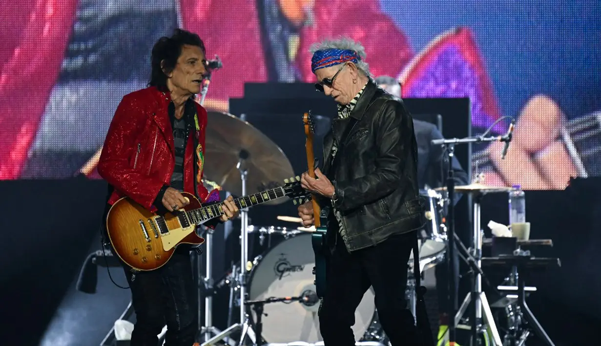 Gitaris band rock Inggris The Rolling Stones Keith Richards (kanan) dan Ron Wood tampil pada konser Stones Sixty European Tour di Veltins Arena, Gelsenkirchen, Jerman, 27 Juli 2022. The Rolling Stones akan bermain di seluruh Eropa musim panas ini untuk merayakan 60 tahun spesial bersama – Mick, Keith, dan Ronnie. (INA FASSBENDER/AFP)