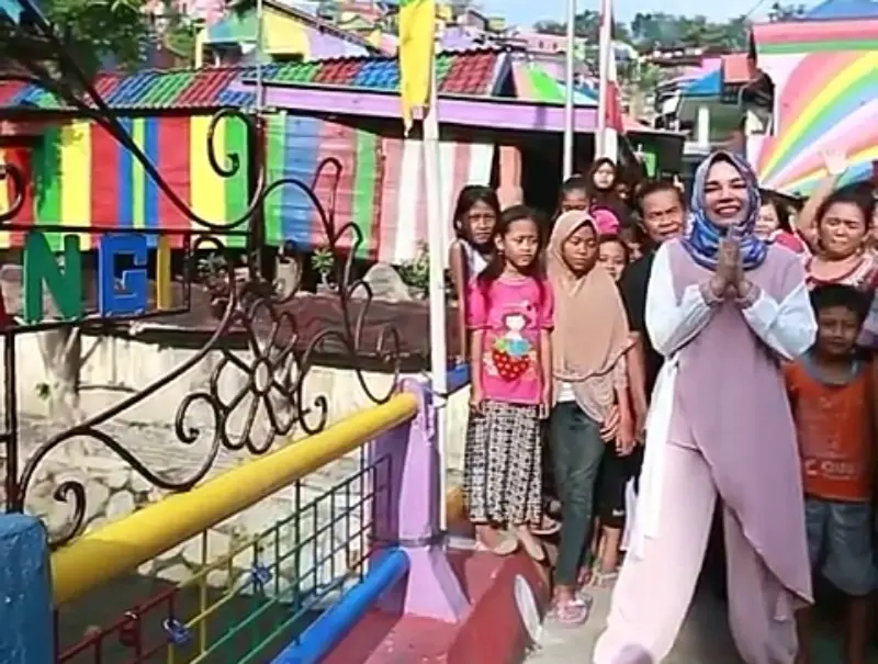 Ekspresi ceria Dewi Sandra ketika berada di kampung Pelangi yang tiga bulan lalu masih kumuh. (foto : Liputan6.com/edhie prayitno ige)