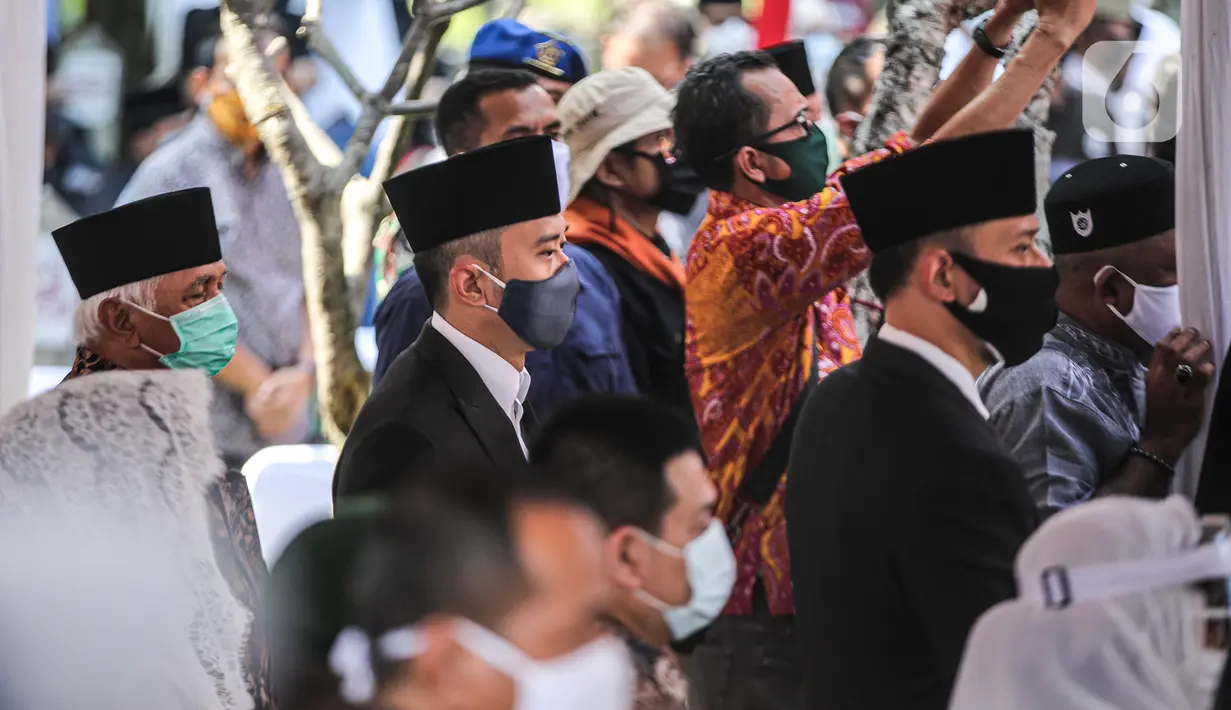 Ketua Umum Partai Demokrat Agus Harimurti Yudhoyono (kanan) dan Ketua Fraksi Partai Demokrat Edhie Baskoro Yudhoyono (tengah) saat menghadiri pemakaman mantan KSAD Jenderal TNI (Purn) Pramono Edhie Wibowo di TMP Kalibata, Jakarta, Minggu (14/6/2020). (Liputan6.com/Faizal Fanani)
