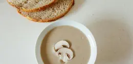 Proses memasak mushroom soup lebih fokus pada urutan pengolahan bahan daripada teknik yang kompleks (Sumber: Pexels.com)