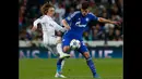 Gelandang Real Madrid, Luca Modric berebut bola dengan penyerang Schalke 04 Klaas-Jan Huntelaar di leg kedua 16 besar Liga Champions di Stadion Santiago Bernabeu, Madrid, Spanyol, (10/3/2015). Schalke 04 Menang 4-3 atas Real Madrid. (Reuters/Juan Medina)