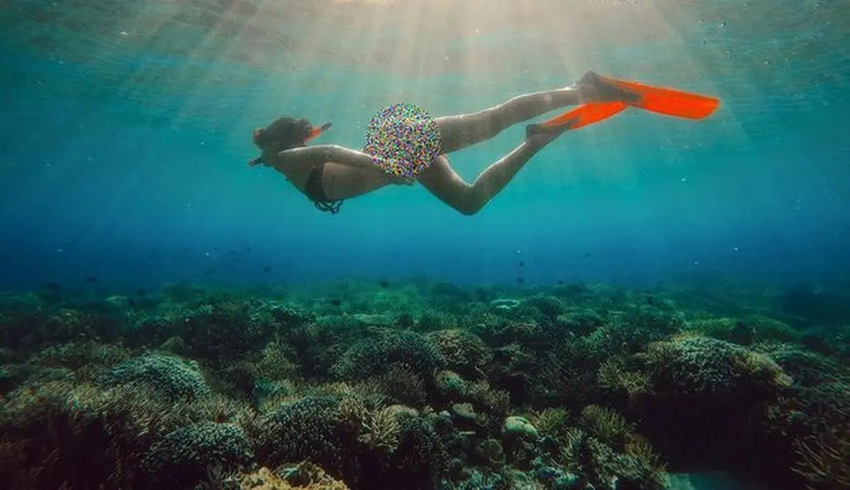 Tidak hanya menikmati pemandangan dari atas kapal, Alyssa juga sempat free diving dan menikmati keindahan alam bawah laut Labuan Bajo yang tersohor. (instagram.com/alyssadaguise)