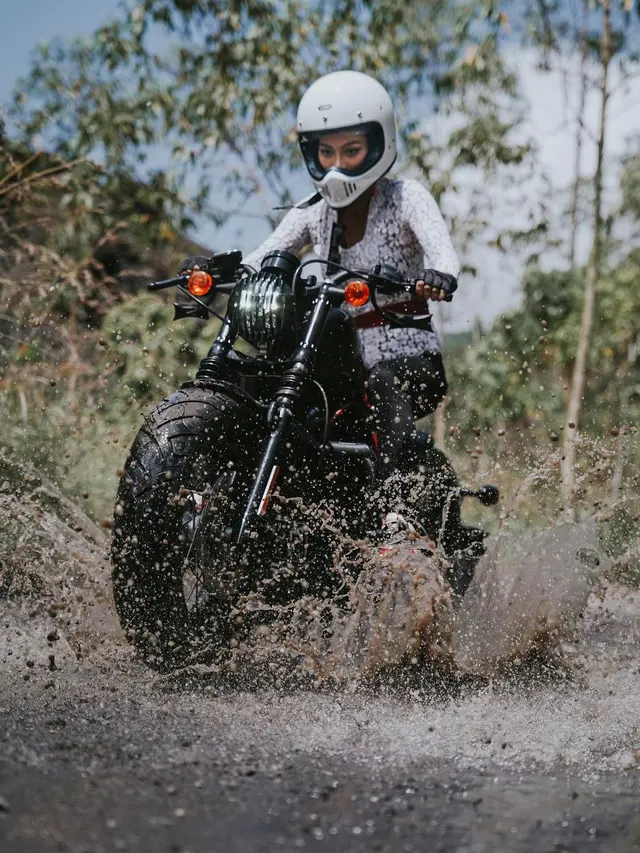Dobrak Batasan di Hari Kartini, Erika Carlina Kenakan Kebaya Sambil Naik Moge