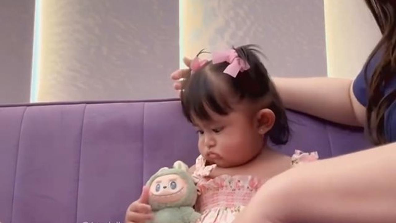 Lucu banget saat Dek Cunda digendong, matanya tidak pernah lepas dari labubu yang ada di dekatnya.<br>