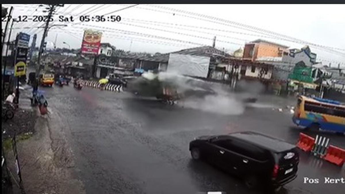 5 Orang Luka-Luka Akibat Truk Tronton Hantam Pemotor dan Tugu di Wonosobo, Begini Kronologinya