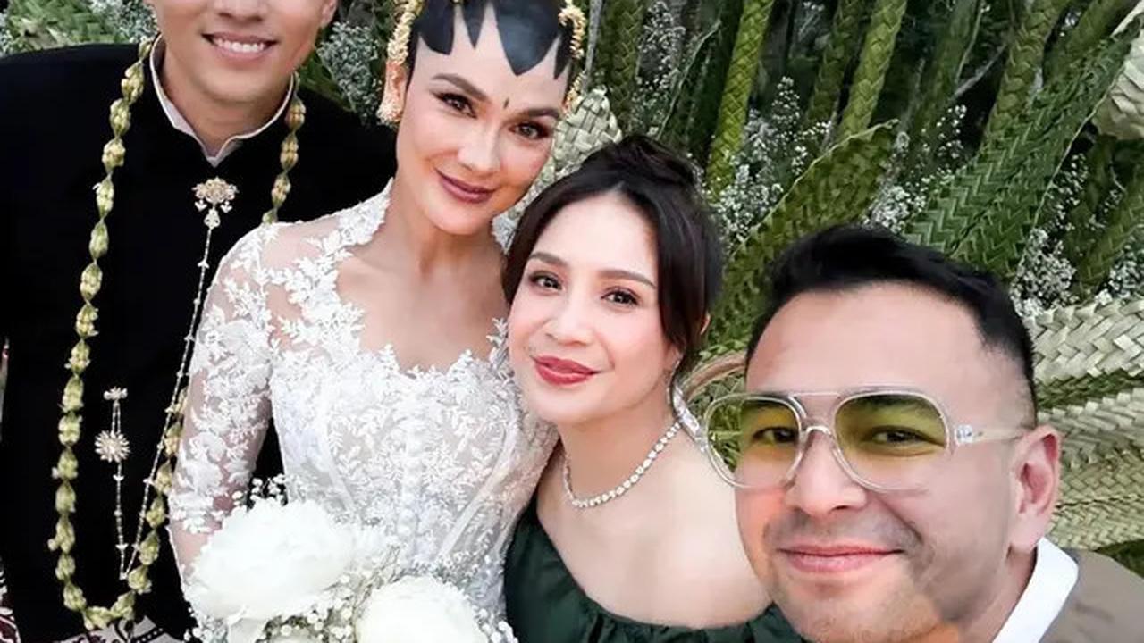 11 Gaya Serasi Selebriti Bersama Pasangan saat Hadir di Pernikahan Luna Maya dan Maxime Bouttier, Maia Estianty hingga Ranty Maria