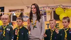 Dutchess of Cambridge, Kate Middleton membaca janji Pramuka bersama sejumlah anak-anak dalam acara Cub Scout Pack di Kings Lynn, Inggris (14/12). Dalam acara tersebut Kate Middleton mengahadiri 100 tahun The Scout Association. (Reuters/Ben Stansall/Pool)