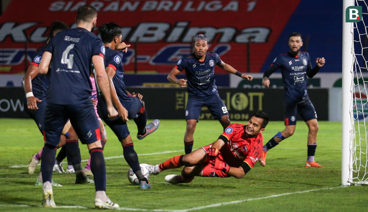 Kiper Persita Tangerang, Dhika Bayangkara (tengah) berusaha menghalau bola saat laga pekan kesembilan BRI Liga 1 2021/2022 antara Arema FC melawan Persita Tangerang di Stadion Sultan Agung, Bantul, Rabu (27/10/2021). (Bola.com/Bagaskara Lazuardi)