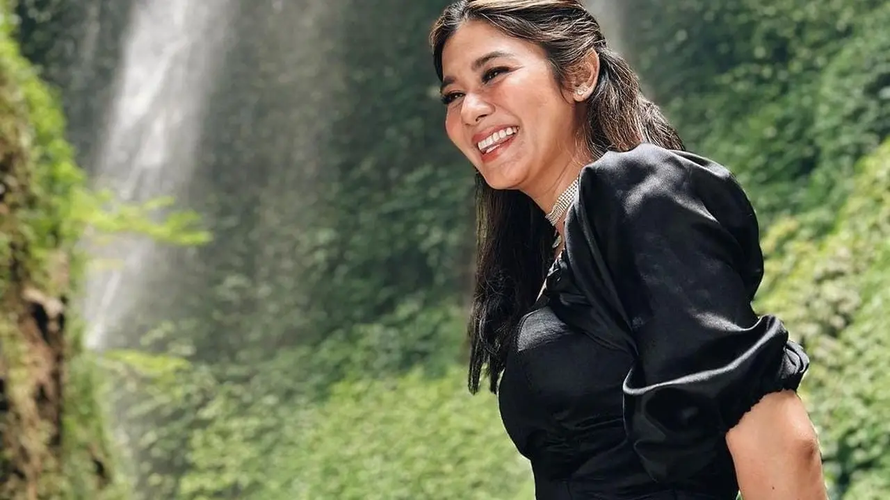 Naysila Mirdad membagikan banyak fotonya saat berlibur ke air terjun, penampilannya sangat menawan dengan dress hitam