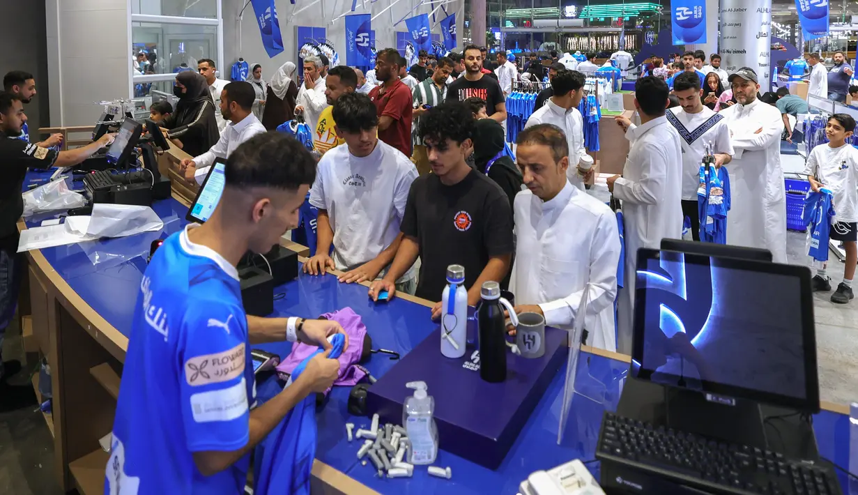 Para fans sangat antusias menyambut bintang baru mereka dengan membeli jersey anyar Neymar yang baru diperkenalkan oleh Al-Hilal. (Photo by Fayez Nureldine / AFP)