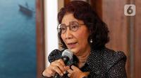 Pemilik Susi Air Susi Pudjiastuti menyampaikan keterangan terkait pembakaran pesawat dan penyanderaan Pilot Capt Philip Mark Mehrtens di Jakarta, Rabu (1/3/2023). Susi Pudjiastuti meminta maaf atas kejadian pembakaran dan penyanderaan pilot Susi Air yang berdampak kepada terhentinya 40 persen operasional penerbangan di Papua dan berharap kelompok penyanderaan bisa membebaskan pilot tersebut. (Liputan6.com/Herman Zakharia)