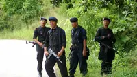 Personel Brimob berjaga di lokasi peristiwa penembakan yang dilakukan oleh orang tak dikenal yang menewaskan tiga warga sipil dan satu anggota TNI, di Kampung Nafri, Jayapura, Papua, Kamis (4/8).(Ant)