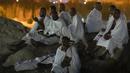 Jemaah haji berdoa di Jabal Rahmah, Padang Arafah, dekat Kota Suci Mekkah, Arab Saudi, 8 Juli 2022. (AP Photo/Amr Nabil)