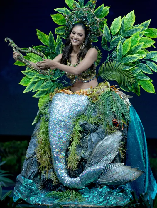Miss Peru, Romina Lozano menampilkan kostum nasionalnya selama National Costume Show Miss Universe 2018 di Chonburi, Thailand, Senin (10/12). 94 wanita cantik seluruh dunia berlomba menjadi yang terbaik di ajang Miss Universe 2018. (AP/Gemunu Amarasinghe)