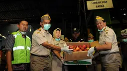 Kepala Badan Karantina Kementerian Pertanian, Banun Harpini (ketiga dari kiri) menunjukkan salah satu jenis apel tidak layak dan tidak aman makan untuk dimusnahkan di Karawang, Jawa Barat, Jumat (6/3/2015). (Liputan6.com/Helmi Fithriansyah)