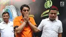 Artis sinetron, Rio Reifan digiring petugas jelang kepindahannya ke Rumah Sakit Ketergantungan Obat (RSKO), di Polda Metro Jaya, Jakarta, Rabu (4/9/2019). Tertangkap ketiga kali karena kasus narkoba, Rio Reifan dikirim ke RSKO Cibubur untuk jalani rehabilitasi. (Liputan6.com/Herman Zakharia)