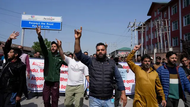 Warga meneriakkan slogan-slogan selama protes di Srinagar, Jammu dan Kashmir pada tanggal 23 April. (Mukhtar Khan/AP)