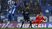 Kiper Real Madrid, Keylor Navas, berusaha menangkap bola tendangan striker Espanyol, Gerard Moreno, pada laga La Liga di Stadion RCDE, Barcelona, Selasa (27/2/2018). Espanyol menang 1-0 atas Real Madrid. (AP/Manu Fernandez)