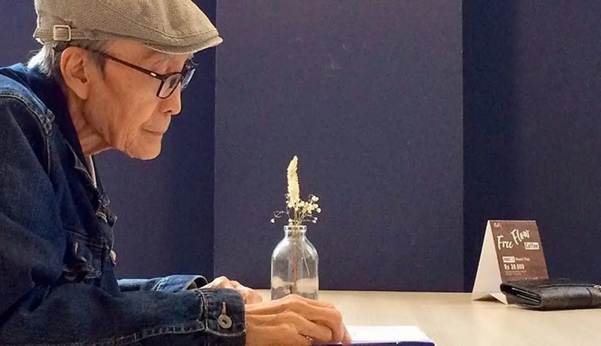 Tak hanya film, karya Sapardi juga mewarnai dunia musik Indonesia. Musisi Jason Ranti, lewat lagunya yang berjudul ‘Lagunya Begini Nadanya Begitu’, terinspirasi dari sosok Sapardi. Ia juga mencantumkan bait puisi ‘Kita abadi, yang fan aitu waktu’. (Instagram/damonosapardi)