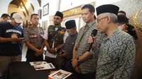 Polrestabes Surabaya menangkap pria berinisial OAS warga Sukolilo Surabaya, lantaran terlibat dalam kasus dugaan ujaran kebencian. (Foto: Liputan6.com/Dian Kurniawan)