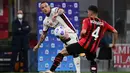 Gelandang Cagliari, Radja Nainggolan (kiri) berebut bola dengan gelandang AC Milan, Ismael Bennacer pada pekan ke-37 Serie A di San Siro, Senin (17/5/2021) dini hari WIB.  AC Milan gagal menjauh di klasemen Liga Italia usai imbang 0-0 lawan Cagliari. (MIGUEL MEDINA / AFP)