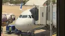 Pesawat tersebut jatuh setelah lepas landas dari bandara di Ahmedabad, India menuju London Inggris pada Kamis 12 Juni 2025. Cuplikan bingkai dari video oleh @officialharshkataria pada 12 Juni 2025 yang tersedia di platform Eurovision Social Newswire (ESN) melalui AFPTV menunjukkan gumpalan asap, seperti yang terlihat melalui jendela di bandara Ahmedabad, setelah pesawat Air India 171 jatuh di dekat bandara. (Foto oleh @officialharshkataria / berbagai sumber / AFP)