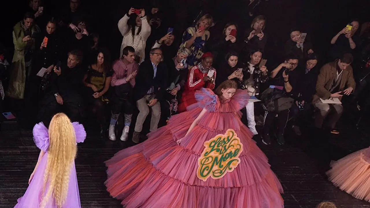 Victor & Rolf Hadirkan Gaun Meme di Paris Haute Couture Week