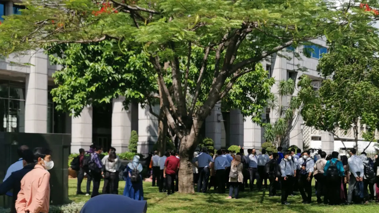 Pegawai Bank Indonesia dan OJK berhamburan keluar usai merasakan Gempa Cianjur