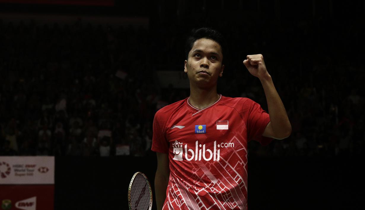 Tunggal putra Indonesia, Anthony Sinisuka Ginting, saat menghadapi wakil Denmark, Viktor Axelsen, pada laga Indonesia Masters 2020 di Istora Senayan, Jakarta, Sabtu (18/1). Anthony Ginting menang dengan skor 22-20 dan 21-11. (Bola.com/Yoppy Renato)