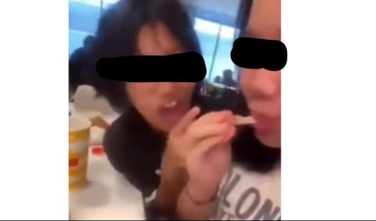 "Ini daging anak Palestina" kata seorang remaja lain.<br><br>