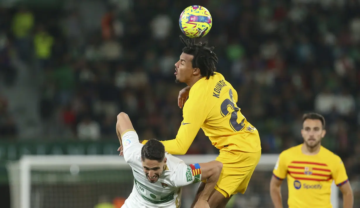 <p>Tembakan langsung ke gawang dilesatkan Barcelona sebanyak enam, sementara Elche dua. (AP Photo/Alberto Saiz)</p>