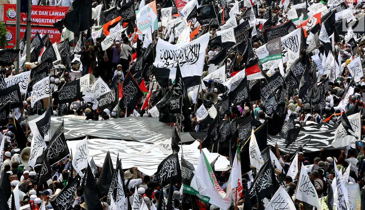 Massa peserta aksi 299 membawa bendera hitam berlafazkan kalimat tauhid di depan gedung MPR/DPR, Senayan, Jakarta, Jumat (29/9). Tuntutan aksi sendiri yakni menolak Perppu nomor 2 tahun 2017 tentang organisasi masyarakat (ormas). (Liputan6.com/JohanTallo)