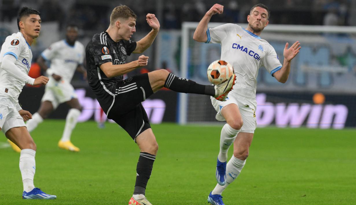 Marseille kini memuncaki klasemen sementara dengan 11 poin. (Nicolas TUCAT / AFP)