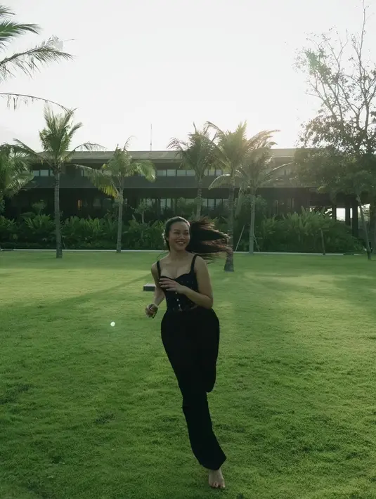 Yura padukan atasan bertali dan berkancing mirip kutang dengan celana panjang hitam [@yurayunita]