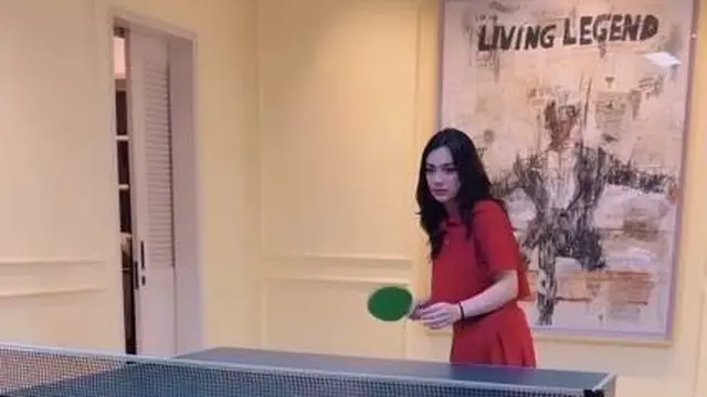7 Potret Celine Evangelista Main Tenis Meja Bareng Ariel Noah, Tuai Banyak Sorotan