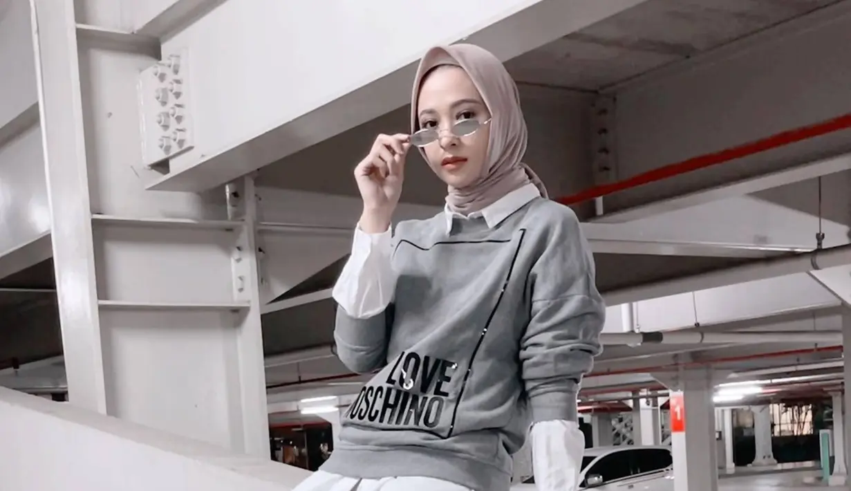Tahun 2014, Poppy Bunga melahirnya anak pertamanya yang diberi nama Khanza Aliyah Riphat. Sebulan usai ia melahirkan putri pertamnya, ia pun ubah penampilannya dengan berhijab. Meski awalnya sempat diledek suami, ia pun mantap kenakan hijab sampai sekarang. (Liputan6.com/IG/poppybungariphat)
