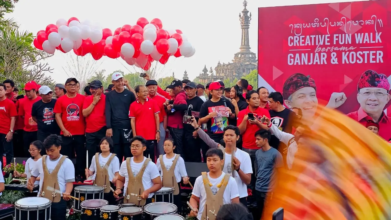 Bakal Calon Presiden PDI Perjuangan (PDIP) Ganjar Pranowo bersama Ketua DPD PDIP Bali I Wayan Koster mengikuti kegiatan jalan sehat di Denpasar, Bali, Sabtu (17/6/2023).