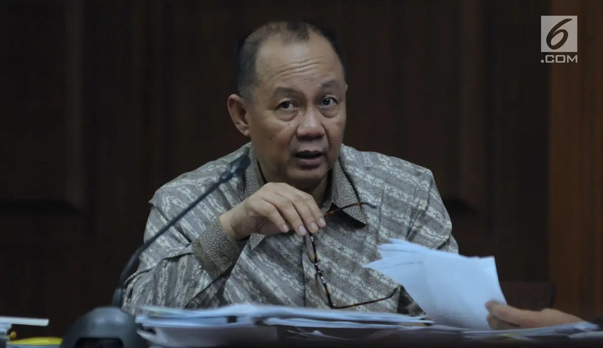 Terdakwa penerbitan SKL terhadap obligor BLBI, Syafruddin Arsyad Temenggung bersiap menjalani sidang lanjutan di Pengadilan Tipikor, Jakarta, Kamis (21/6). Sidang mendengar keterangan saksi. (Liputan6.com/Helmi Fithriansyah)