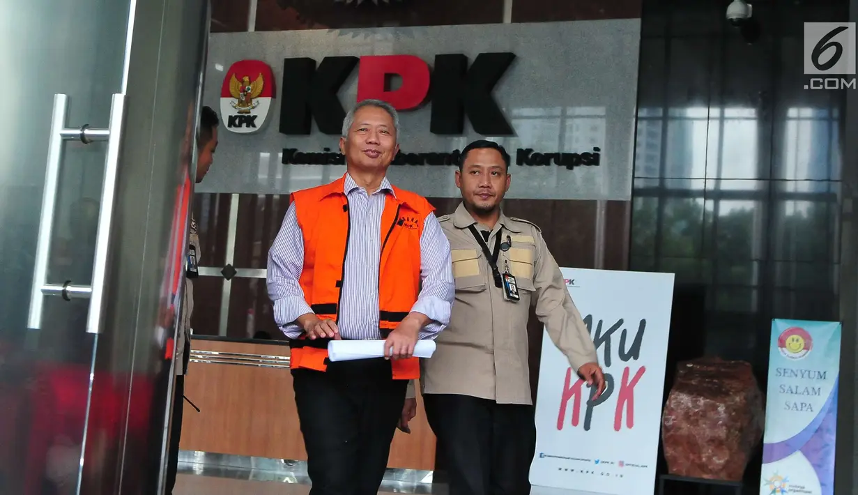 Dirjen Hubla Kemenhub Antonius Tonny Budiono keluar dari gedung KPK, usai menjalani pemeriksaan di Jakarta, Selasa (29/8). Tonny diperiksa sebagai saksi untuk tersangka Adiputra Kurniawan, Komisaris PT Adhiguna Keruktama. (Liputan6.com/Helmi Afandi)