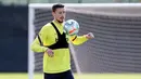 Pemain Barcelona, Clement Lenglet, saat mengikuti latihan di Ciutat Esportiva Joan Gamper, Sant Joan Despi, Jumat (8/5/2020) waktu setempat. Barcelona kembali menjalani latihan usai seluruh pemain tim utama dinyatakan negatif COVID-19. (AFP/Miguel Ruiz)