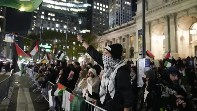 Demo pro-Palestina salah satunya di markas media The New York Times di Amerika Serikat. (Seth Wenig/AP)