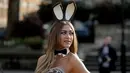 Pose Bunny Penny saat melakukan sesi pemotretan untuk mempromosikan Playboy Club London ini "Adult Only" berburu telur Paskah yang berlangsung di London Kamis depan 13 April di sebelah Marble Arch tengara di London, (6/4). (AP Photo/Matt Dunham)