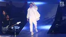 Penyanyi Afgansyah Reza atau Afgan menghibur penggemarnya saat menggelar konser bertajuk Dekade di Istora Senayan, Jakarta, Jumat (8/8/2019). Konser ini merupakan penanda 10 tahun penyanyi Afgansyah Reza di industri musik Indonesia. (Liputan6.com/Angga Yuniar)