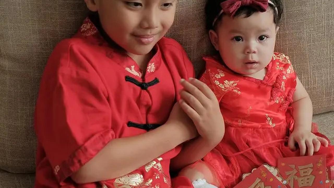 6 Potret Larissa Chou Rayakan Imlek Bareng Keluarga, Anaknya Senang Dapat Angpao