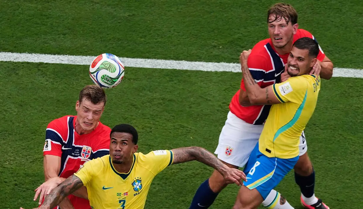 Pemain Norwegia Alexander Soerloth berebut bola sundulan dengan pemain Brasil Gabriel Magalhaes disaksian pemain Brasil Bruno Guimaraes dan pemain Nowegia Sander Berge selama pertandingan sepak bola babak 16 besar Piala Dunia antara Brasil dan Norwegia di East Rutherford, N.J., dekat New York, Minggu, 5 Juli 2026. (AP Photo/Matt Slocum)